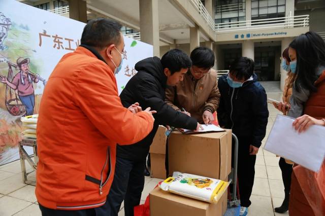 现场教师踊跃购买雅堂大米。