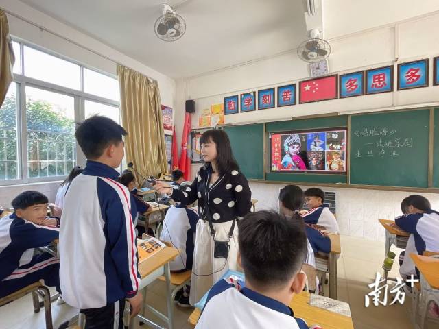 周少燕在给学生们上课。受访者供图