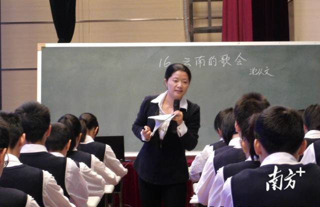 罗灿在给学生们上课。资料图片